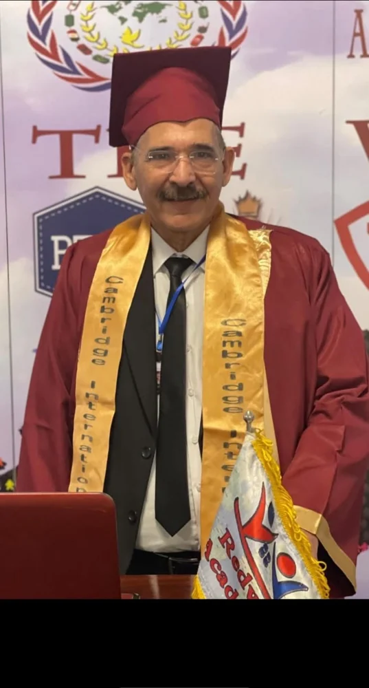 Dr. Ahmed Aldiasty في حفل منح الدكتوراه من كامبريدج الدولية