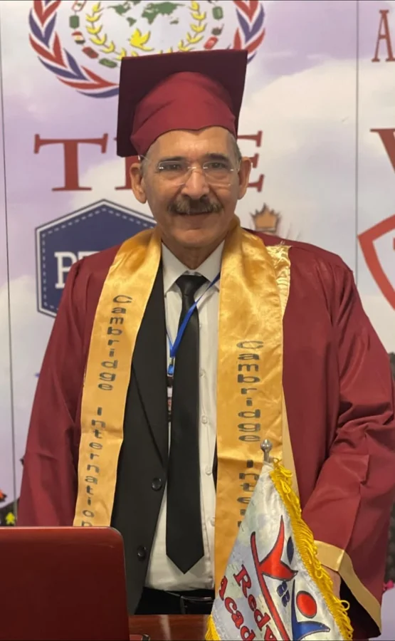 Dr. Ahmed Aldiasty في حفل منح الدكتوراه من كامبريدج الدولية